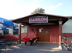 Polski: Hotel i restauracja Babilon w Krzeszowie, w powiecie niżańskim English: Hotel & restaurant Babilon in Krzeszów, niżański county