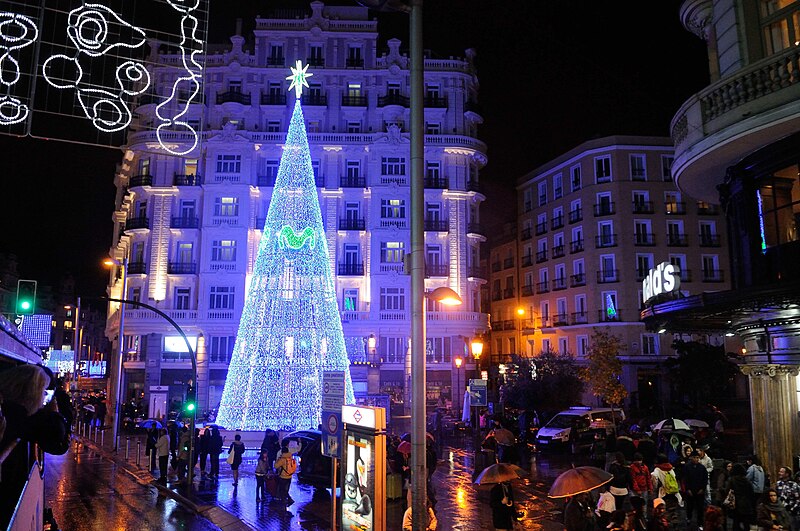 File:La ciudad de Madrid se prepara para celebrar la noche de fin de año, las preúvas y la San Silvestre 01.jpg