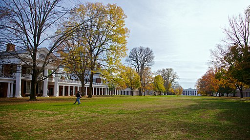 University of Virginia: Blick südwestwärts über den Lawn auf die Old Cabell Hall (UNESCO-Welterbe in den USA). Lawn UVa looking south