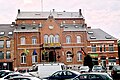 Een niet-bestaande vlag (rechts) voor Abcoude gebruikt in Lennik, België, bij het gemeentehuis