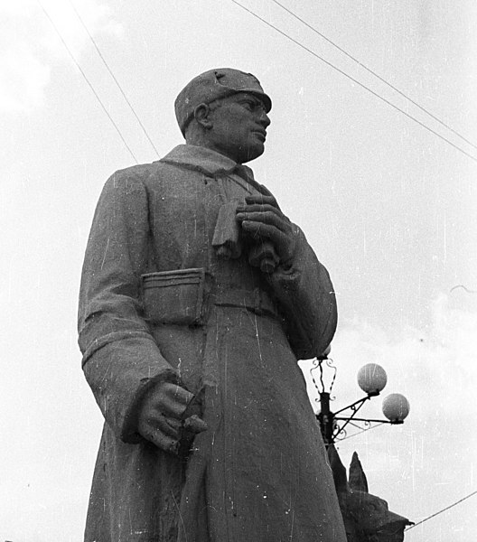 File:Leontovics (Lenin) utca - Szaska utca sarok, szobor az ekkor színháznak átalakított székesegyház előtt. Fortepan 78323.jpg