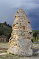 Liberty Cap, 11 metrů vysoký vápencový kužel, který byl pravděpodobně kráterem gejzíru [150]