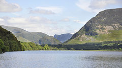 De zuidzijde van Loweswater met in de verte Fleetwith Pike en rechts de noordzijde van Mellbreak