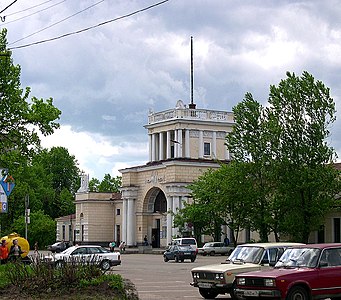 Stationstorget och stationsbyggnaden i Luga