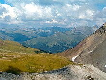 Blick vom Furggahorn auf die Maienfelder Furgga mit Schutzhütte, im Hintergrund das Rinerhorn bei Davos Glaris