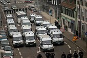 Véhicules et car des CRS en fin d'une manifestation.