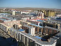 Vue d'une partie de la ville et des paysages de steppe qui l'entoure au fond.