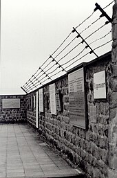 Datei:Stacheldraht-Mahnmal, Gedenkstätte KZ Mauthausen.JPG – Wikipedia