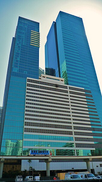 JW Marriott Marquis Miami (left) Met 2 Miami 20110307.jpg