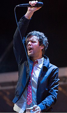 Ангелакос выступает с Passion Pit на фестивале Be More Tea в Липтоне в парке Riverfront в Северном Чарльстоне, Южная Каролина, в 2015 году.