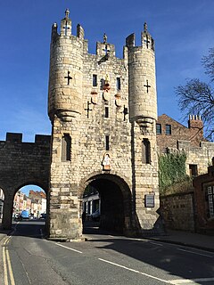 <span class="mw-page-title-main">Gatehouse</span> Entry control building