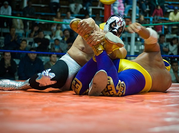 Mil Máscaras wrestling one of his greatest rivals, Canek, in 2009