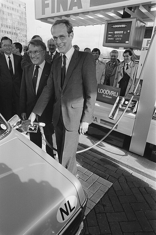 De Nederlandse minister Winsemius opent op 15 april 1985 symbolisch 30 pompen voor loodvrije benzine