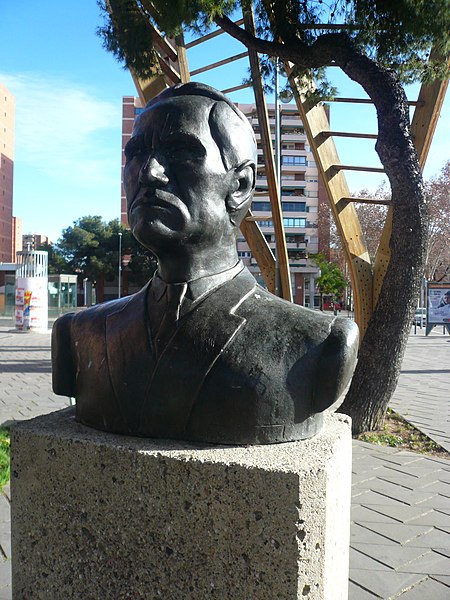File:Monument a César Vallejo P1520545.jpg