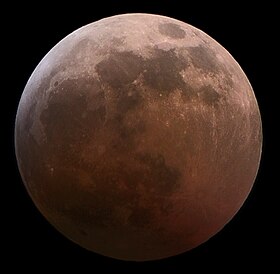 Foto scattata da Miami, Florida alle 07:52 UTC.  Si ritiene che il colore rossastro della Luna sia dovuto alla polvere dell'eruzione del vulcano Merapi in Indonesia il 26 ottobre.