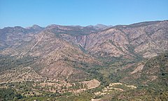 Une situation très courante en montagne : le photographe se trouve sur le flanc plus ou moins escarpé d'une vallée et photographie le versant opposé. L'élément le plus proche du paysage se trouve à plusieurs centaines de mètres, voire à plusieurs kilomètre, l'image résultante est généralement plate, monotone, voire ennuyeuse.