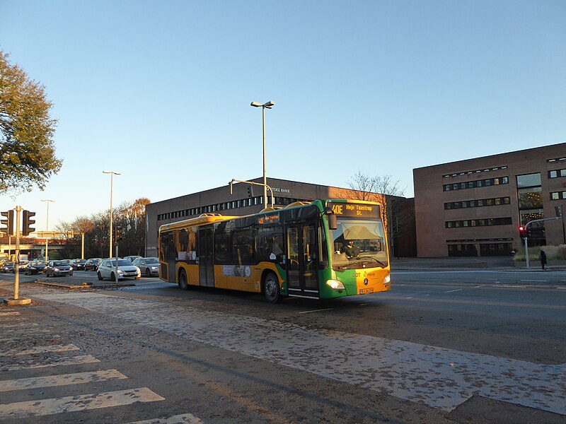 File:Movia bus line 40E on Klampenborgvej.jpg