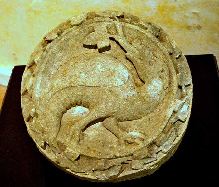 File:Musée lapidaire de La Sauve Cled de voûte Dragon.JPG