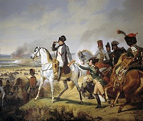 Solda, at sırtında bir teleskopla bakan Napolyon, elinde bir harita.  Süitinin şapkasını gösteren bir sayfası haritayı almak için uzanıyor.  Yerde, atı bir topla yere serilmiş bir mareşal.