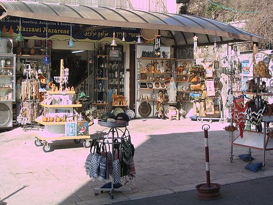 Souvenirwinkel in Nazareth. Toerisme is een belangrijke bron van inkomsten voor de stad (2008).