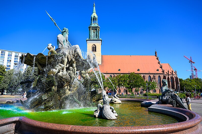 File:Neptunbrunnen mit grün gefärbtem Wasser (52276415311).jpg