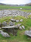 Cairn und südliche Steinkiste mit aufgeständertem Deckstein