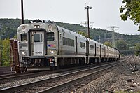 Kabinový vůz New Jersey Transit Comet V #6044 vedoucí Hoboken vázaný vlak #66, blížící se Suffern.