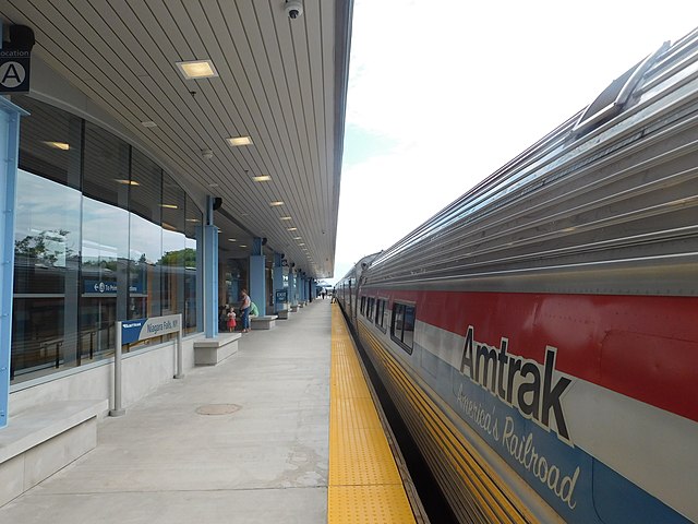 640px-Niagara_Falls_station_platform.jpg