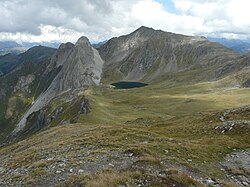 pohled na jezero Obstanser See. Vlevo Rosskopf (2603 m), Rosskopftörl (2493 m) a vpravo Pfannspitze (2678 m)