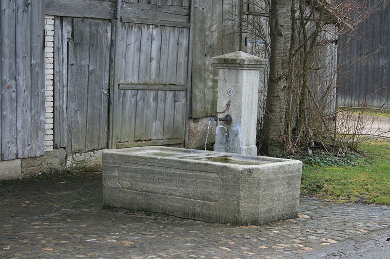 File:Oetlikon Brunnen 2013-03-09.jpg