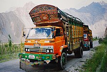Landestypischer Truck auf dem Karakorum Highway
