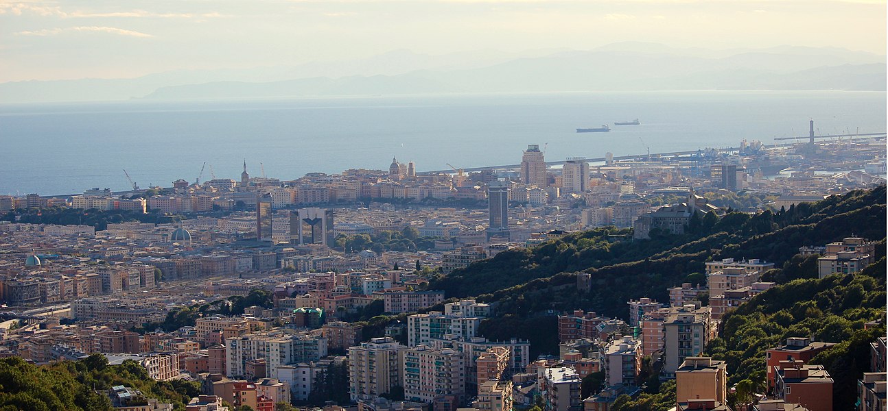 Panoramabild von Genua. Ganz rechts ist die Silhouette des mittelalterlichen Leuchtturms von Genua, einem Symbol der Stadt