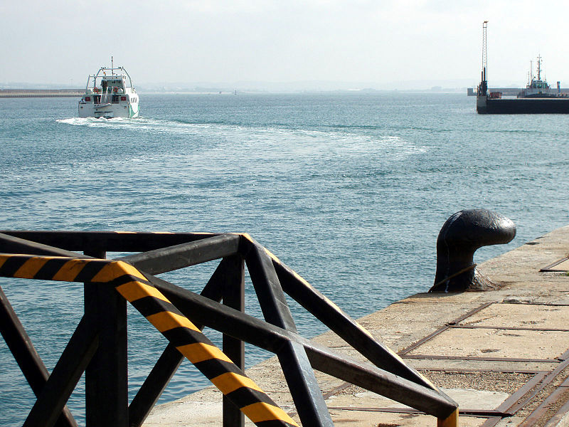 File:Partida del catamarán desde el Puerto de la Bahía de Cádiz.jpg