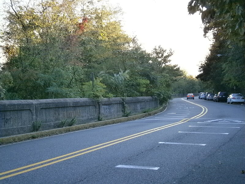 File:Pershing Road (Weehawken) along Hudson Palisades looking south.jpg