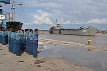 Personnel saluted KRI Teluk Ratai-509 at Palembang 2013.jpg