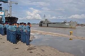 Personil memberi hormat KRI Teluk Ratai-509 di Palembang 2013.jpg