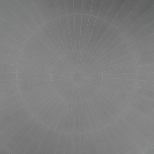 Zenit (Mittelkreis) in der Kuppel des Zeiss Planetariums am Insulaner in Berlin umgeben von 27 Winkelsegmenten. Im zweiten Ring befinden sich dann doppelt so viele, also 54 Winkelsegmente.