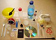 Objekte të ndryshme plastike, duke përfshirë një tas, CD, shishe uji dhe rrotull shiriti