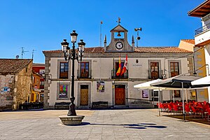 Plaza del ayuntamiento en Navalperal de Pinares.jpg