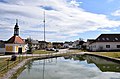 English: Village square in Plešovice, the Czech Republic, with the Chapel of the Coronation of Virgin Mary on the left. Čeština: Náves v Plešovicích s kaplí Korunování Panny Marie vlevo.