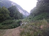 Català: Pont ferroviari en desús de la línia de Pau a Canfranc, al costat del càmping d'Urdòs.