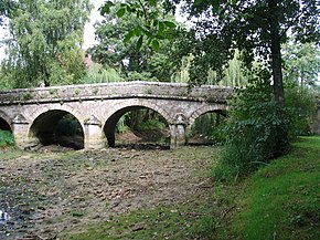 Pont du 18e siècle en pierre de cinq arches -total.jpg