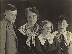 Crone met haar kinderen in januari 1935 (foto door Toni Arens-Tepe)