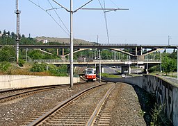 Rychlodrážní trať mezi zastávkami Černý kůň a Nádraží Braník, pohled směrem k centru