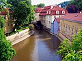 Praha - Karlův most - Uitzicht op het zuiden op Čertovka.jpg