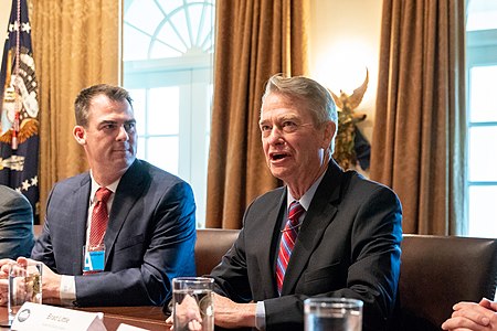 Tập_tin:President_Donald_J._Trump_Meets_with_Governors-Elect_(32440546418).jpg