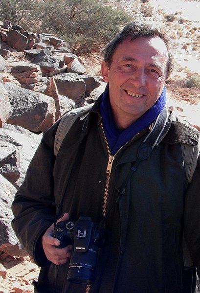 File:Professor Robert Foley,Wadi Mathendous, January 2011.jpg