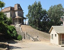 La Casa y el Motel Bates aún están en pie en Universal Studios, y se ha convertido en una atracción del mismo.