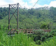 Puente colgante sóbrio el río Peñas Blancas