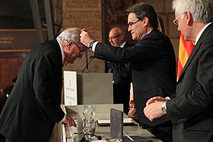 Raimon Carrasco i Azemar rebent creu de Sant Jordi el 2013.jpg
